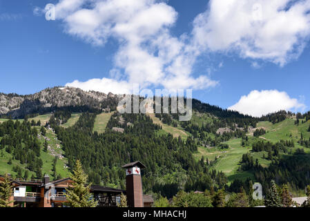 JACKSON HOLE, Wyoming - Giugno 27, 2017: la Torre dell Orologio e la stazione dei tram. Il 100-piedi di altezza di clock tower presso la stazione a valle delle due e una metà di miglio, Foto Stock