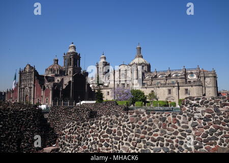 Vista laterale di Città del Messico Cattedrale Metropolitana (vista dal Templo Mayor) Foto Stock