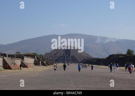 Avenue dei morti e Piramide della Luna di Teotihuacan, Messico Foto Stock