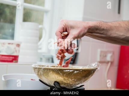 Realizzazione artigianale pasticci di carne di maiale Foto Stock