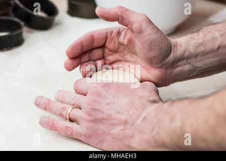 Realizzazione artigianale pasticci di carne di maiale Foto Stock