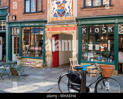 Negozi e ingresso al Merchant Adventurers Hall di Fossgate York Yorkshire Inghilterra Foto Stock