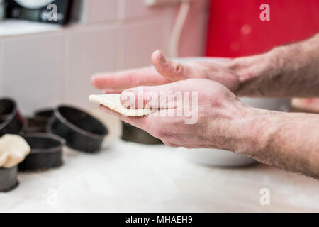 Realizzazione artigianale pasticci di carne di maiale Foto Stock