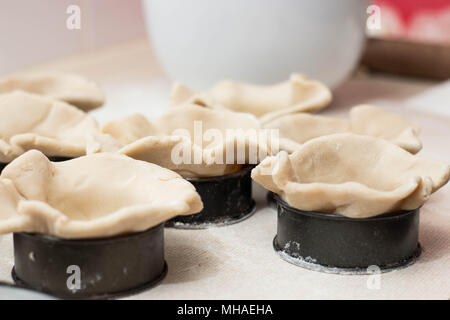 Realizzazione artigianale pasticci di carne di maiale Foto Stock