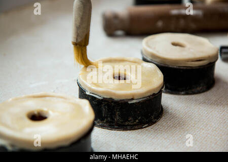 Realizzazione artigianale pasticci di carne di maiale Foto Stock