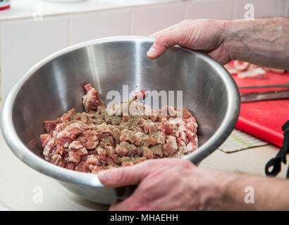 Realizzazione artigianale pasticci di carne di maiale Foto Stock