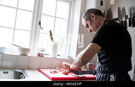 Realizzazione artigianale pasticci di carne di maiale Foto Stock