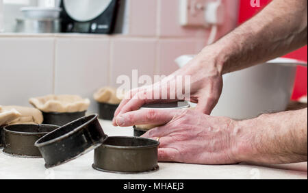 Realizzazione artigianale pasticci di carne di maiale Foto Stock