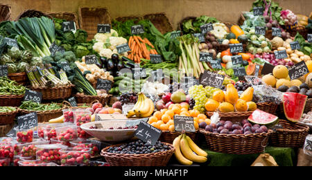 Frutta e verdura - stallo Borough Market London REGNO UNITO Foto Stock