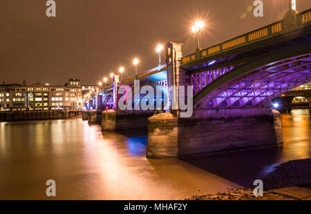 Blackfriars Bridge di notte - Londra Foto Stock