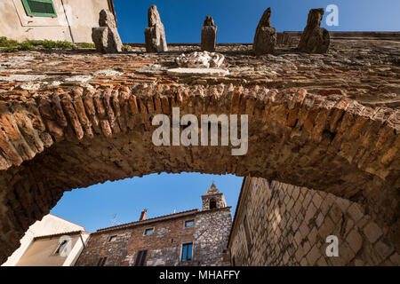 Rosignano Marittimo, TOSCANA - si trova in provincia di Livorno, dalla piazza con la Chiesa di San Ilario e il castello costruito nell'anno 1100 Foto Stock