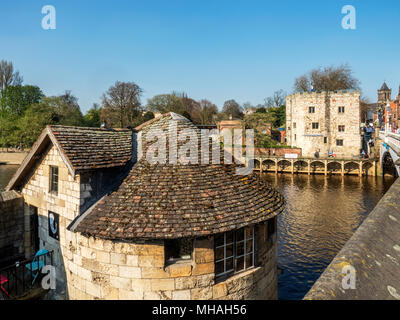 North Street Postierla Torre e Torre Lendal dal fiume Ouse a ponte Lendal in York Yorkshire Inghilterra Foto Stock