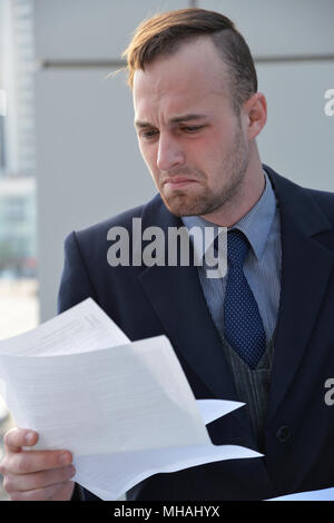 Imprenditore emotivamente la lettura dei documenti Foto Stock