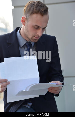 Imprenditore emotivamente la lettura dei documenti Foto Stock