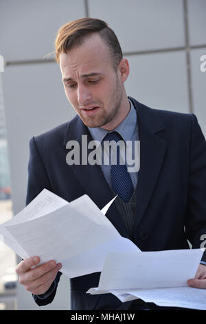 Imprenditore emotivamente la lettura dei documenti Foto Stock