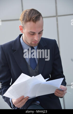 Imprenditore emotivamente la lettura dei documenti Foto Stock
