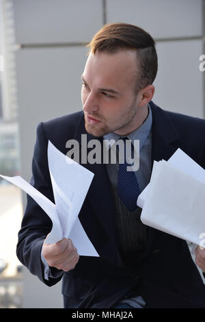 Imprenditore emotivamente la lettura dei documenti Foto Stock