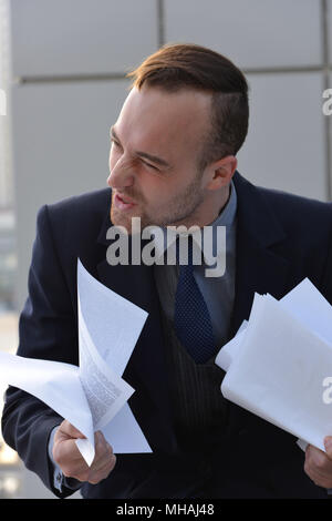 Imprenditore emotivamente la lettura dei documenti Foto Stock