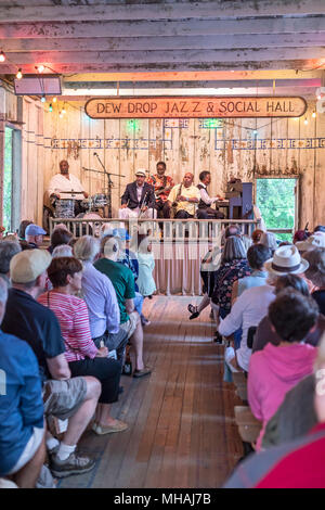 Mandeville, Louisiana - Jazz presso la goccia di rugiada Jazz & Sala sociale in Mandeville, Louisiana. La goccia di rugiada è stato costruito nel 1895 come un afro-americano di club, Foto Stock