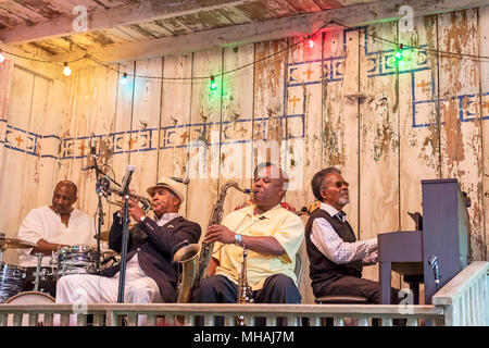 Mandeville, Louisiana - Jazz presso la goccia di rugiada Jazz & Sala sociale in Mandeville, Louisiana. La goccia di rugiada è stato costruito nel 1895 come un afro-americano di club, Foto Stock