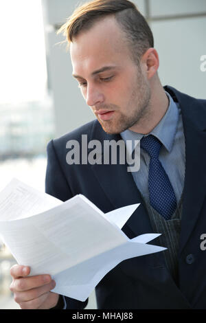 Imprenditore emotivamente la lettura dei documenti Foto Stock