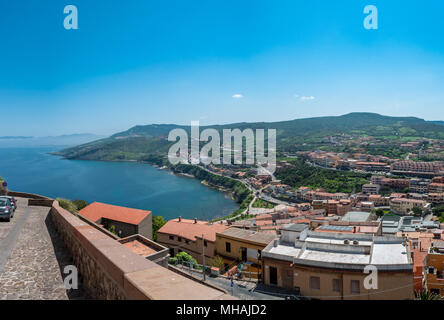 Vista della città di Castelsardo da old town, al di sopra della città Foto Stock