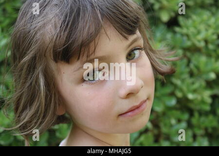 Ritratto di green eyed ragazza con un sereno sguardo sul suo viso Foto Stock