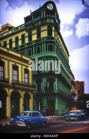 Auto d'epoca sull'Avana Street di fronte gli edifici colorati, Cuba Foto Stock