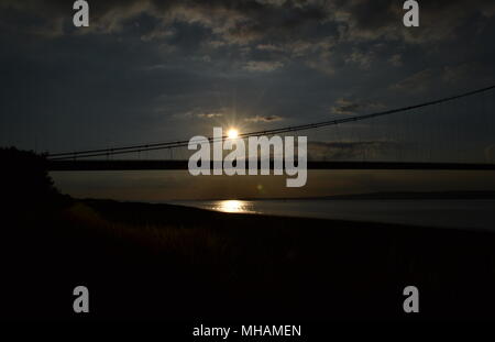 Un'immagine che mostra il ponte Humber con il sole sorgere a distanza Foto Stock