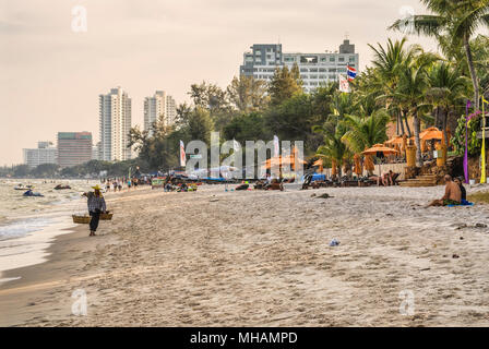 Turisti alla spiaggia di Hua Hin, Thailandia Foto Stock