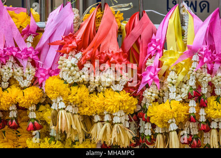 Offerte di fiori al tempio buddista Wat Huay Mongkol in Thailandia Foto Stock