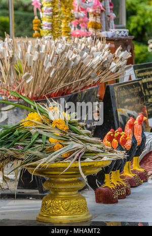 Offerte di fiori al tempio buddista Wat Huay Mongkol in Thailandia Foto Stock