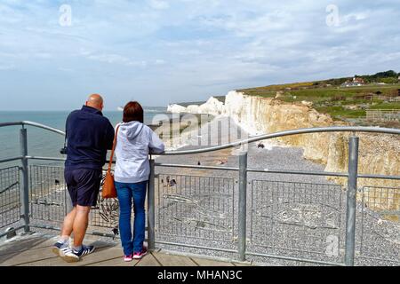 Giovane guardando le sette sorelle chalk scogliere a Birling Gap in South Downs National Park East Sussex England Regno Unito Foto Stock