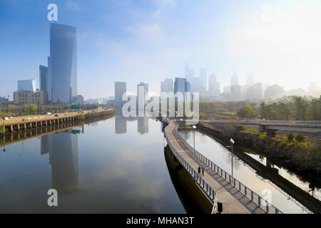 Lo Skyline di Philadelphia con Schuylkill River Park Boardwalk e Autostrada 76 in primavera, Philadelphia, Pennsylvania, STATI UNITI D'AMERICA Foto Stock