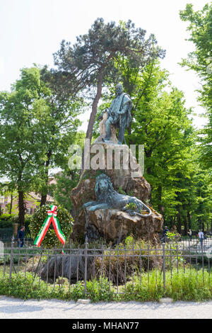 La statua di Giuseppe Garibaldi, Via Giuseppe Garibaldi, Castello, Venezia, Veneto, Italia nei Giardini Pubblici decorata con un giorno della liberazione wr Foto Stock