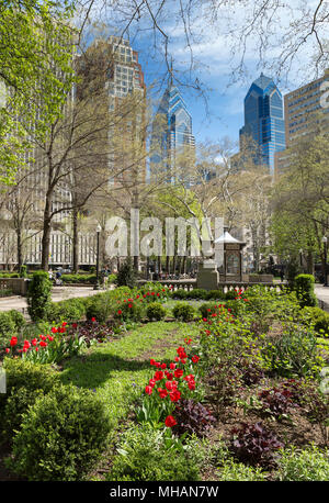 Rittenhouse Square, un giardino e un parco nel centro cittadino di Philadelphia in primavera , skyline in background, Philadelphia, Pennsylvania, STATI UNITI D'AMERICA Foto Stock