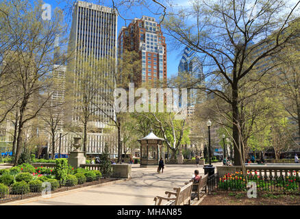 Rittenhouse Square, un giardino e un parco nel centro cittadino di Philadelphia in primavera , skyline in background, Philadelphia, Pennsylvania, STATI UNITI D'AMERICA Foto Stock