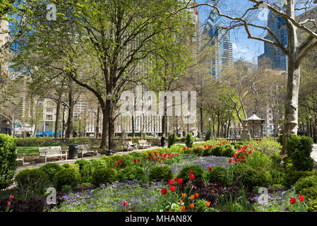 Rittenhouse Square, un giardino e un parco nel centro cittadino di Philadelphia in primavera , skyline in background, Philadelphia, Pennsylvania, STATI UNITI D'AMERICA Foto Stock