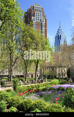 Rittenhouse Square, un giardino e un parco nel centro cittadino di Philadelphia in primavera , skyline in background, Philadelphia, Pennsylvania, STATI UNITI D'AMERICA Foto Stock