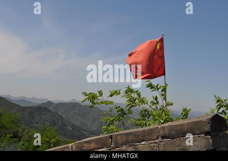 Bandiera della Cina sulla Grande Muraglia, Pechino, Cina Foto Stock