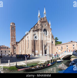 Basilica di Santa Maria Gloriosa dei Frari, Campo dei Frari, San Polo, Venezia, Veneto, Italia con riflessioni e una gondola sul Canal Foto Stock