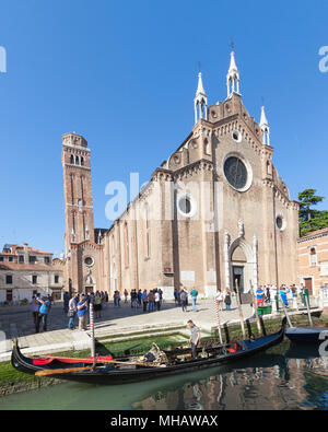 !492 facciata gotica della basilica di Santa Maria Gloriosa dei Frari, Campo dei Frari, San Polo, Venezia, Veneto, Italia con il suo campanile. Cucito panor Foto Stock