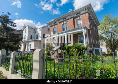 Astoria di New York, 29 Aprile 2018 - La storica Chamberlain-Taylor (deWayt) Casa, 9-29 27th Avenue at 12th Street, è stato costruito in 1845 ©Stacy Rosenstock Walsh Foto Stock