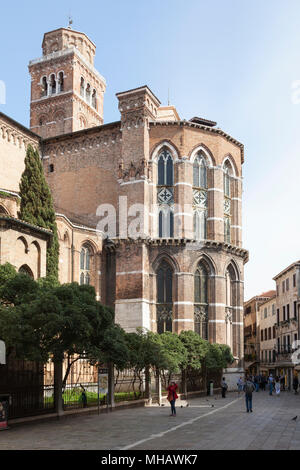 Parte posteriore esterno della Basilica di Santa Maria Gloriosa dei Frari, Campo San Rocco, San Polo, Venezia, Veneto, Italia che mostra le eleganti finestre lunghe Foto Stock