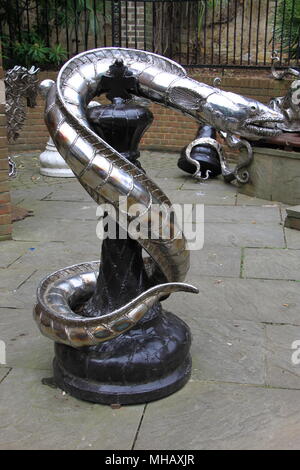 Acciaio inossidabile a scacchi pezzi dello scultore locale Leigh Dyer esposti in maggiordomi Gap, George Street, Hastings Old Town, Sussex England, Regno Unito, Peter Grant Foto Stock