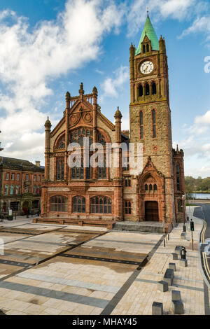 Questo è Guildhall edificio situato in Derry Irlanda appena fuori della città famose pareti. Foto Stock