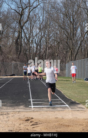 La scuola media di giovani partecipare ad una via e un campo di soddisfare a Middleton High School, Middleton, Wisconsin, Stati Uniti d'America. Foto Stock