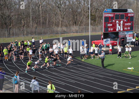 La scuola media di giovani partecipare ad una via e un campo di soddisfare a Middleton High School, Middleton, Wisconsin, Stati Uniti d'America. Foto Stock
