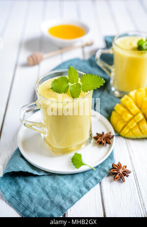 Mango Lassi - indiana tradizionale bevanda di yogurt in vasetti di vetro Foto Stock