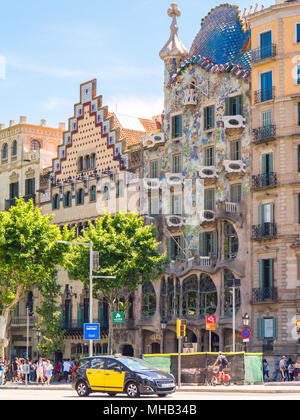 Barcellona, Spagna - 21 Maggio 2017: vista del Passeig de Gracia Street e la Casa Batllo edificio, una delle opere di Antoni Gaudì capolavori Foto Stock